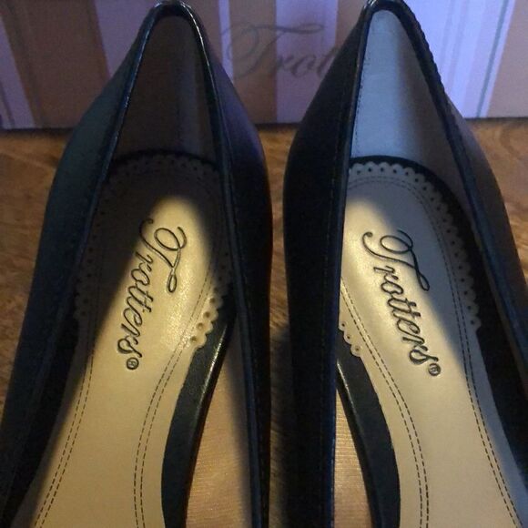 TROTTERS Black Leather Tortoise Patent Captoe and Bow NADIA Heels size 8 Wide - Picture 6 of 9